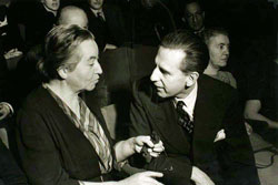 Gabriela Mistral en la BBC de Londres, conversando con Sir William Haley, Director General de la BBC, antes de la transmisión de un concierto en su homenaje, 20 de enero, 1946
